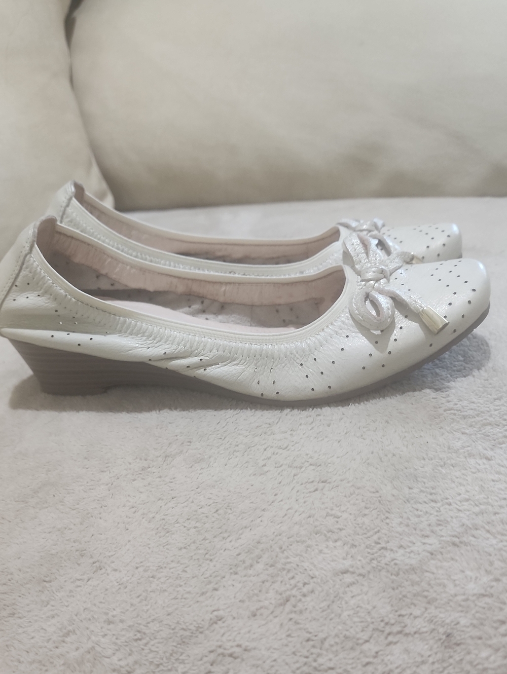Women’s Metalic Cream  Bow Detail Wedge Flats
